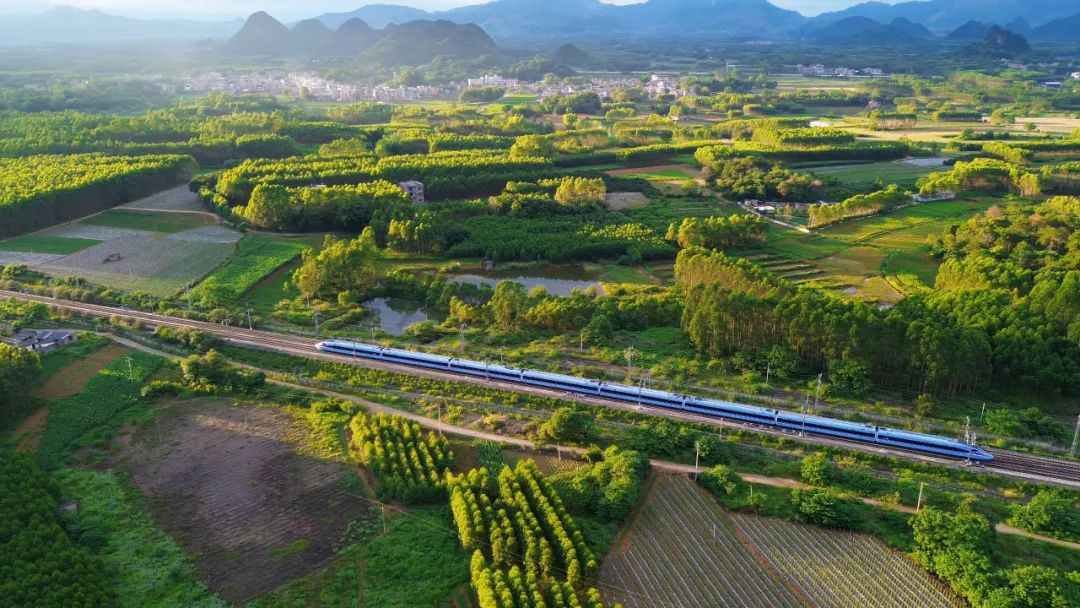 一路春山向暖行