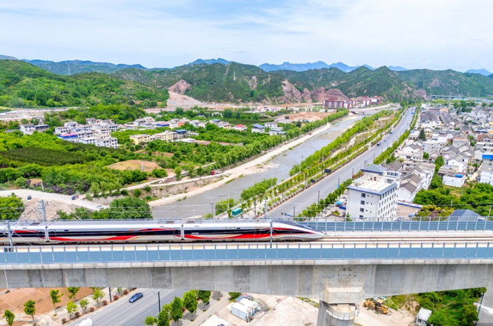 高铁打破时空壁垒，加速城市之间双向流动